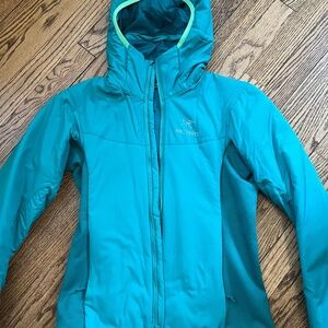 Arc’teryx women’s atom hoody sz small